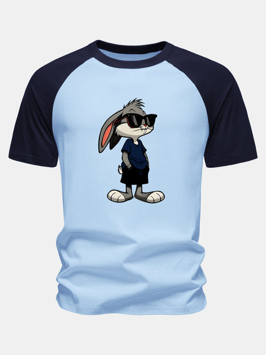 Camiseta de algodão com estampa de coelho usando óculos de sol e mangas raglan