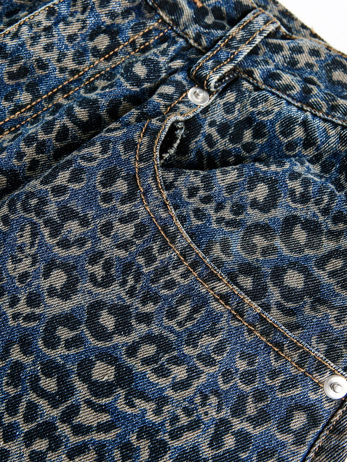 Calça Baggy de Denim com Estampa de Onça e Efeito Desgastado