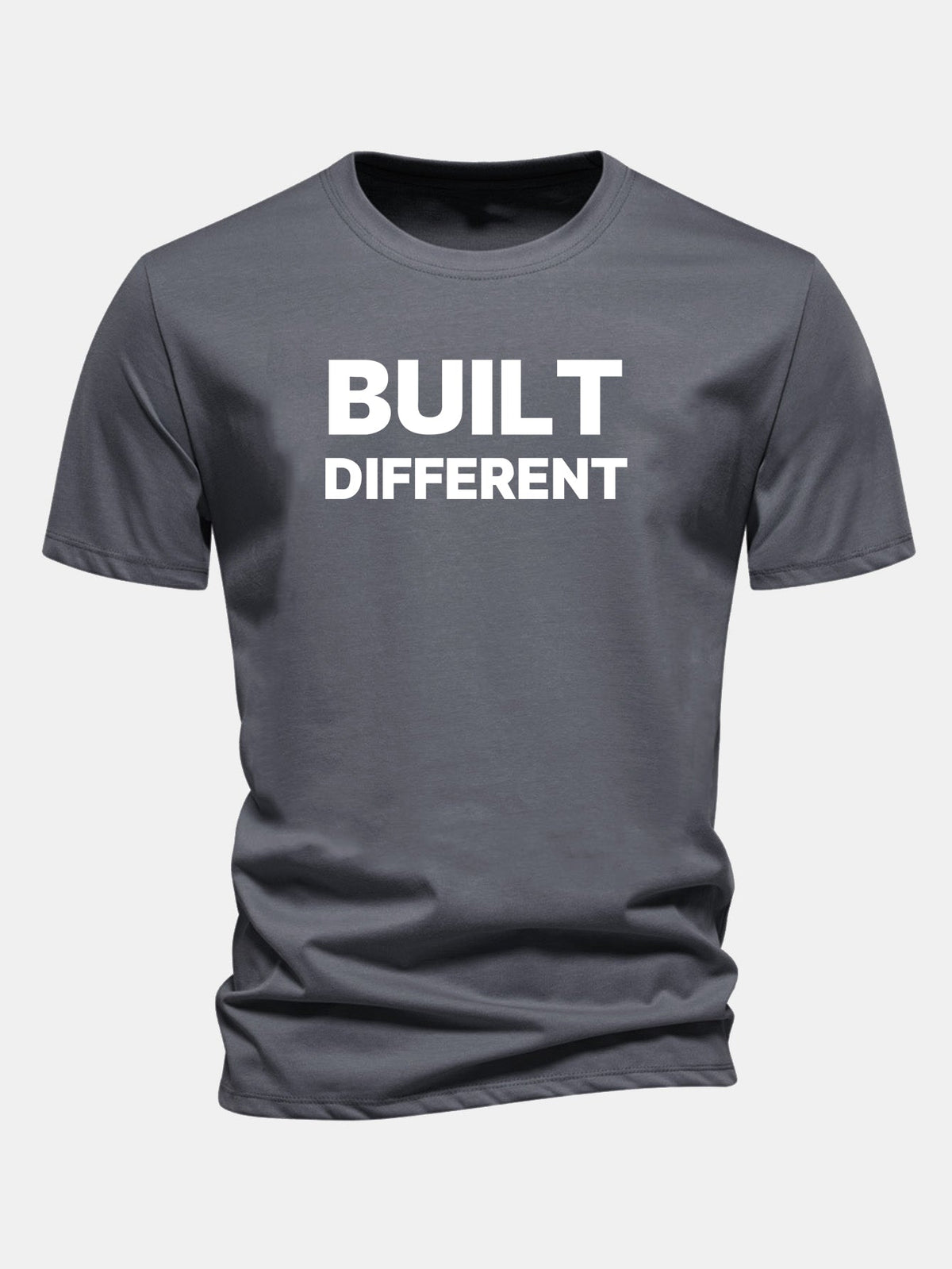 Camiseta de algodão com estampa “Built Different” e caimento regular