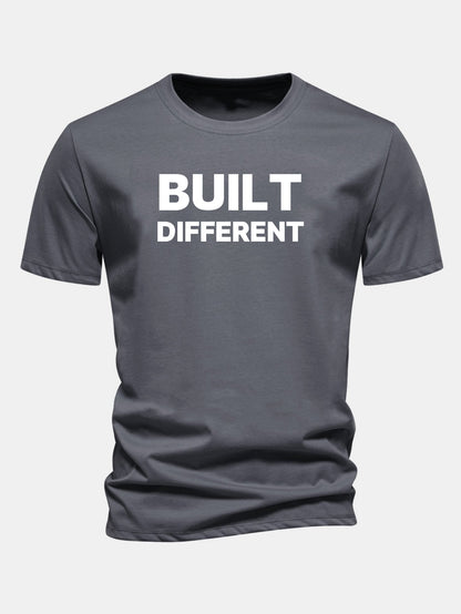 Camiseta de algodão com estampa “Built Different” e caimento regular