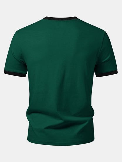 Camiseta preta com estampa de gato e acabamento contrastante