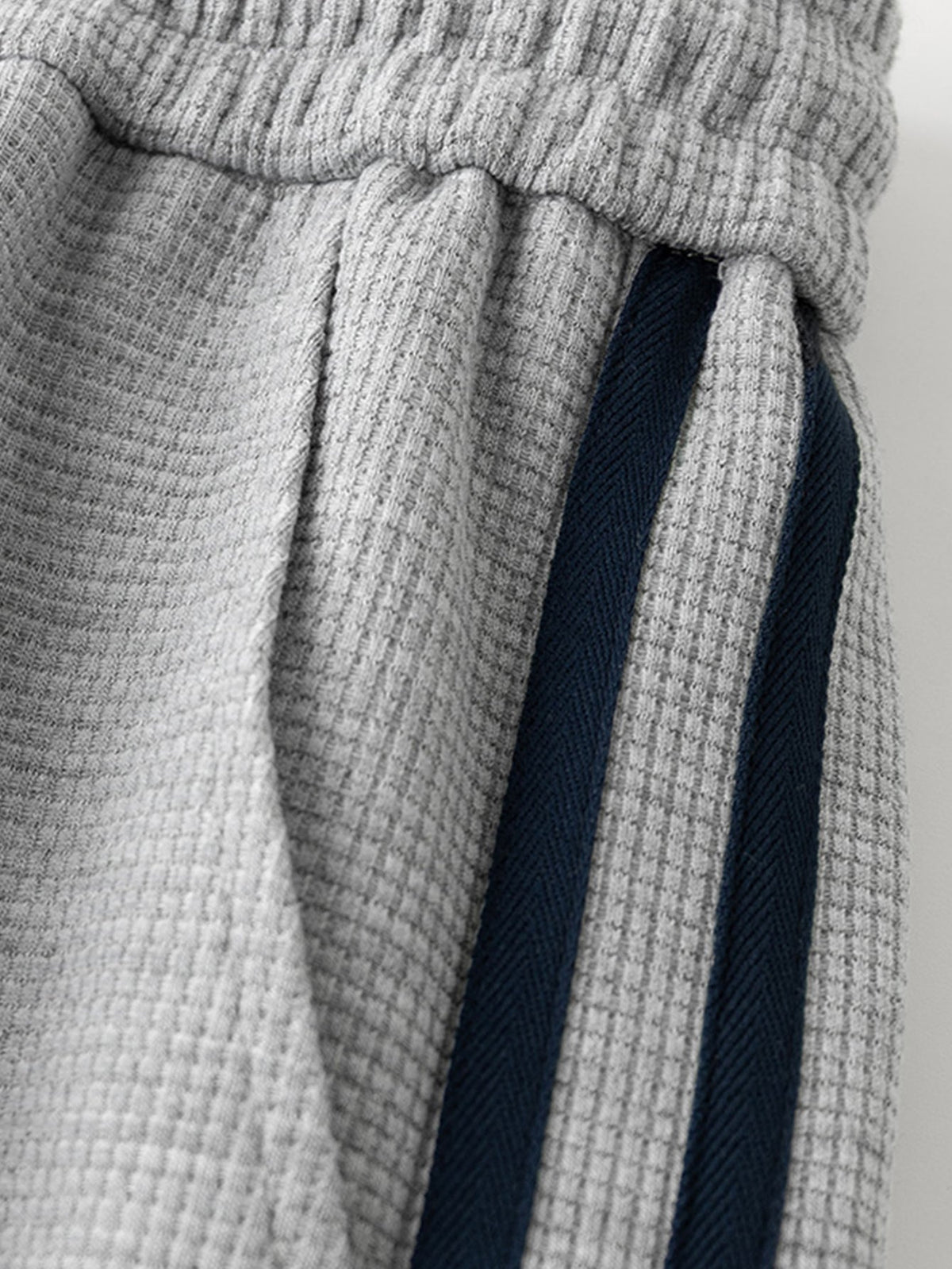 Calça de perna reta com listras contrastantes e textura waffle