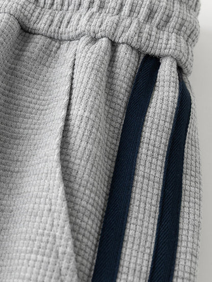 Calça de perna reta com listras contrastantes e textura waffle