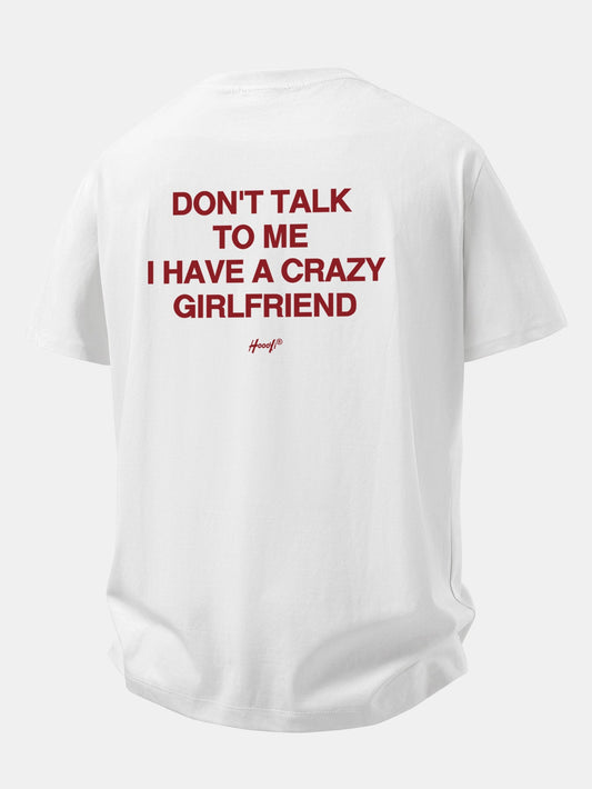 Camiseta de algodão de corte confortável com estampa nas costas “Não fale comigo, tenho uma namorada maluca”