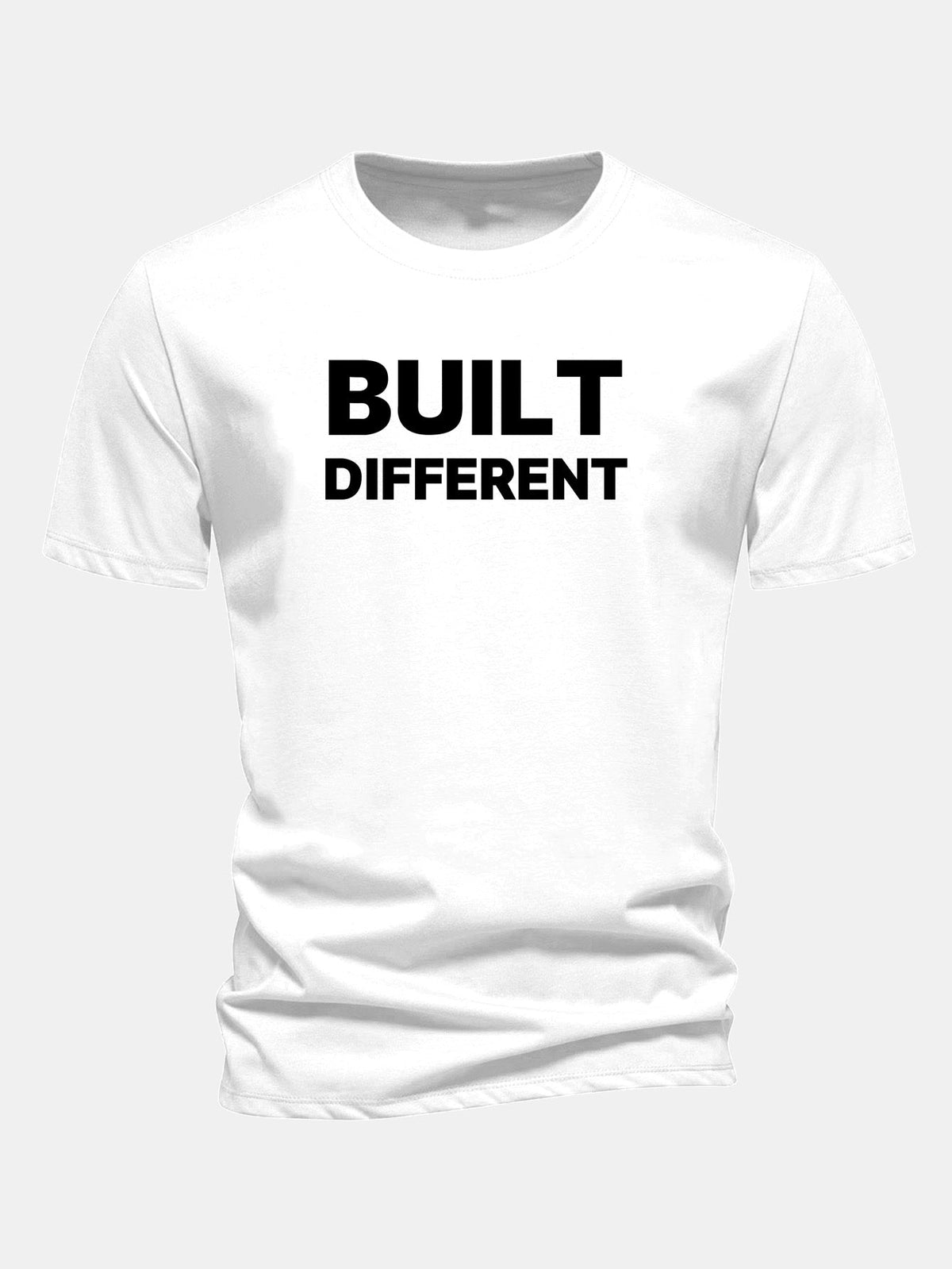 Camiseta de algodão com estampa “Built Different” e caimento regular
