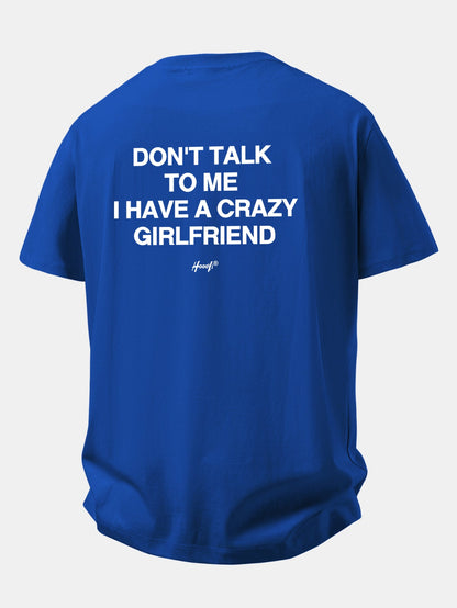Camiseta de algodão de corte confortável com estampa nas costas “Não fale comigo, tenho uma namorada maluca”