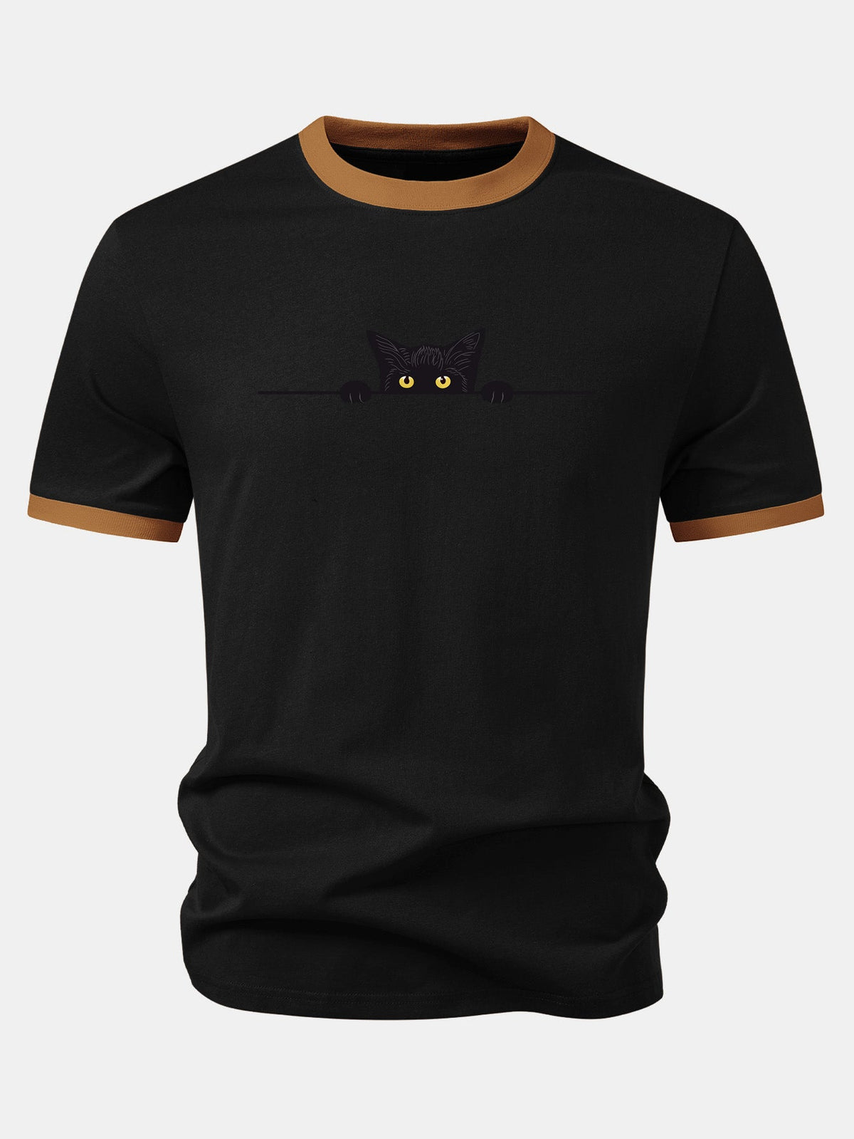 Camiseta preta com estampa de gato e acabamento contrastante
