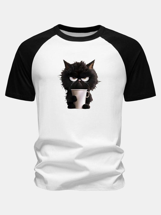 Camiseta de algodão com mangas raglan e estampa de gato preto tomando café