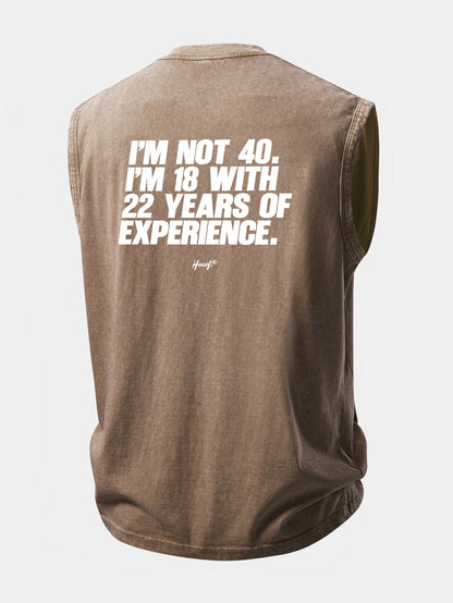 Regata desbotada com estampa de slogan nas costas e acabamento desgastado