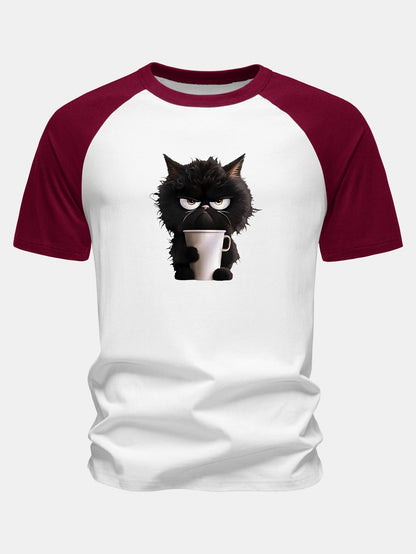 Camiseta de algodão com mangas raglan e estampa de gato preto tomando café