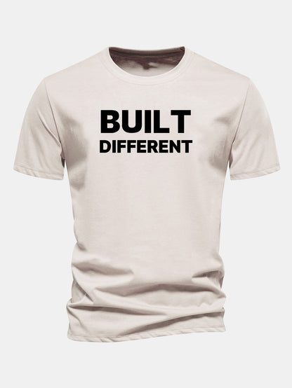 Camiseta de algodão com estampa “Built Different” e caimento regular