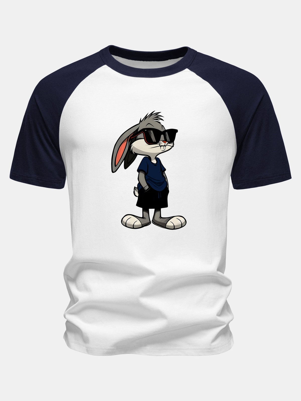 Camiseta de algodão com estampa de coelho usando óculos de sol e mangas raglan