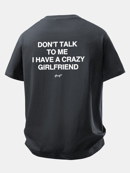 Camiseta de algodão de corte confortável com estampa nas costas “Não fale comigo, tenho uma namorada maluca”