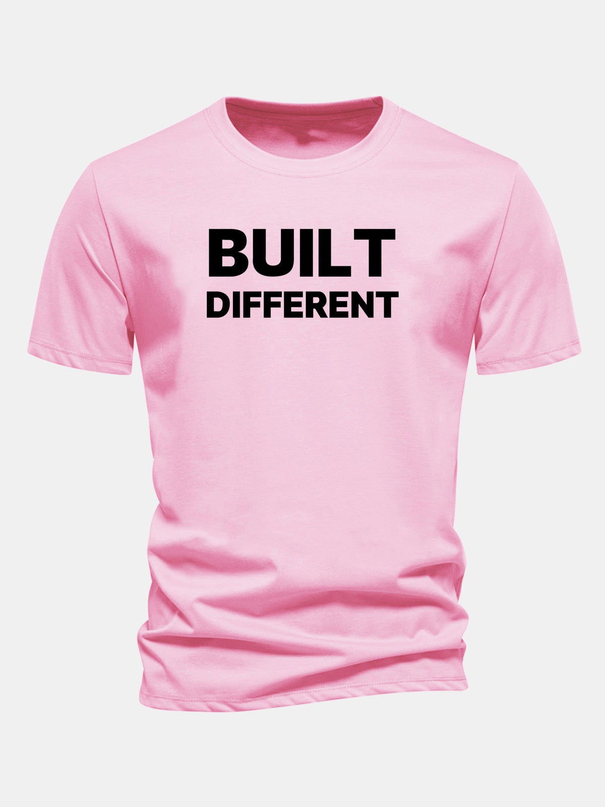 Camiseta de algodão com estampa “Built Different” e caimento regular