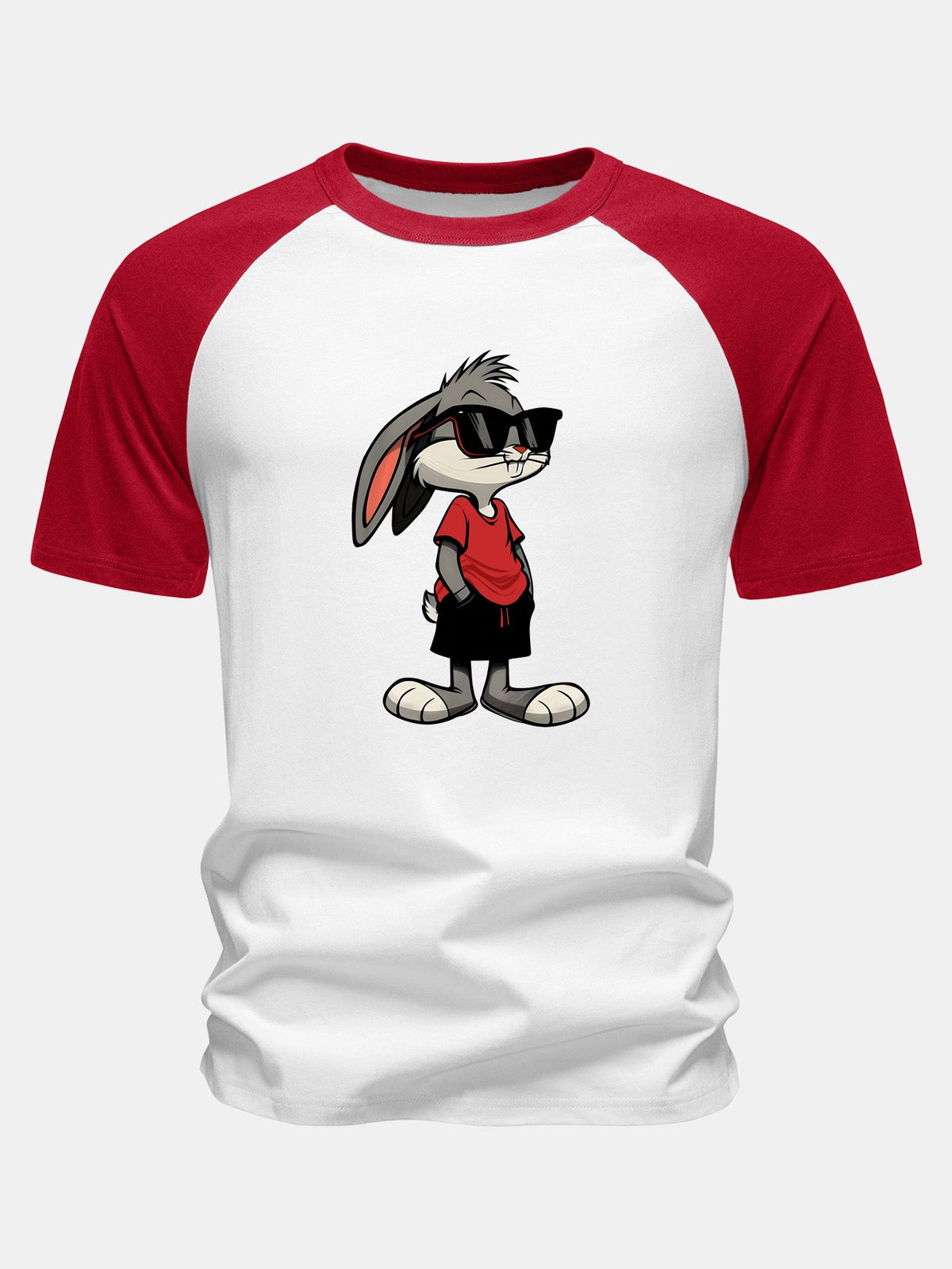 Camiseta de algodão com estampa de coelho usando óculos de sol e mangas raglan