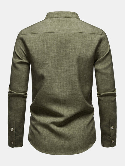 Camisa de manga longa com gola padre e aparência de linho