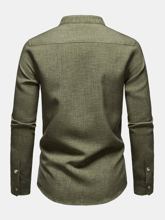Camisa de manga longa com gola padre e aparência de linho