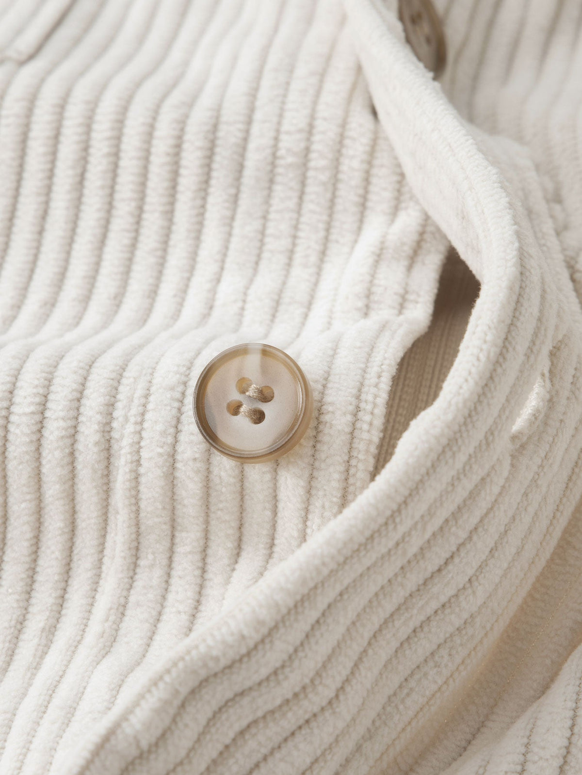 Sobrecamisa de veludo cotelê com dois bolsos no peito