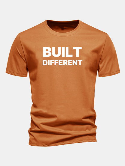 Camiseta de algodão com estampa “Built Different” e caimento regular