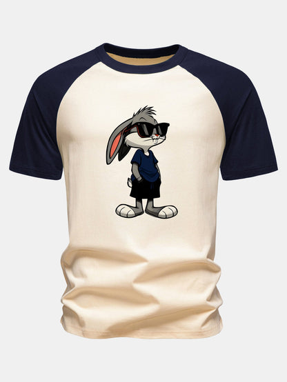 Camiseta de algodão com estampa de coelho usando óculos de sol e mangas raglan