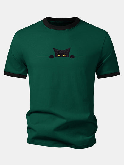 Camiseta preta com estampa de gato e acabamento contrastante