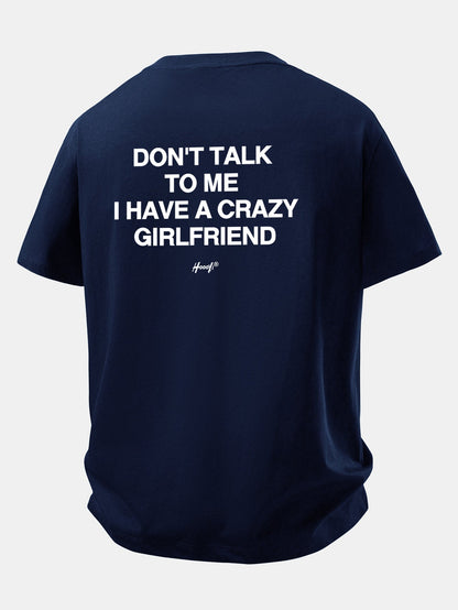 Camiseta de algodão de corte confortável com estampa nas costas “Não fale comigo, tenho uma namorada maluca”