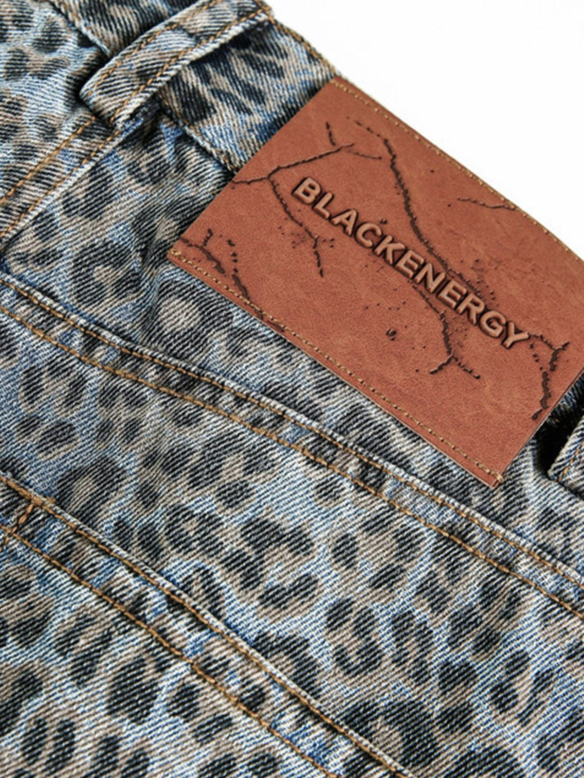Calça Baggy de Denim com Estampa de Onça e Efeito Desgastado