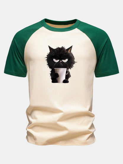 Camiseta de algodão com mangas raglan e estampa de gato preto tomando café