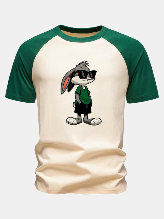 Camiseta de algodão com estampa de coelho usando óculos de sol e mangas raglan