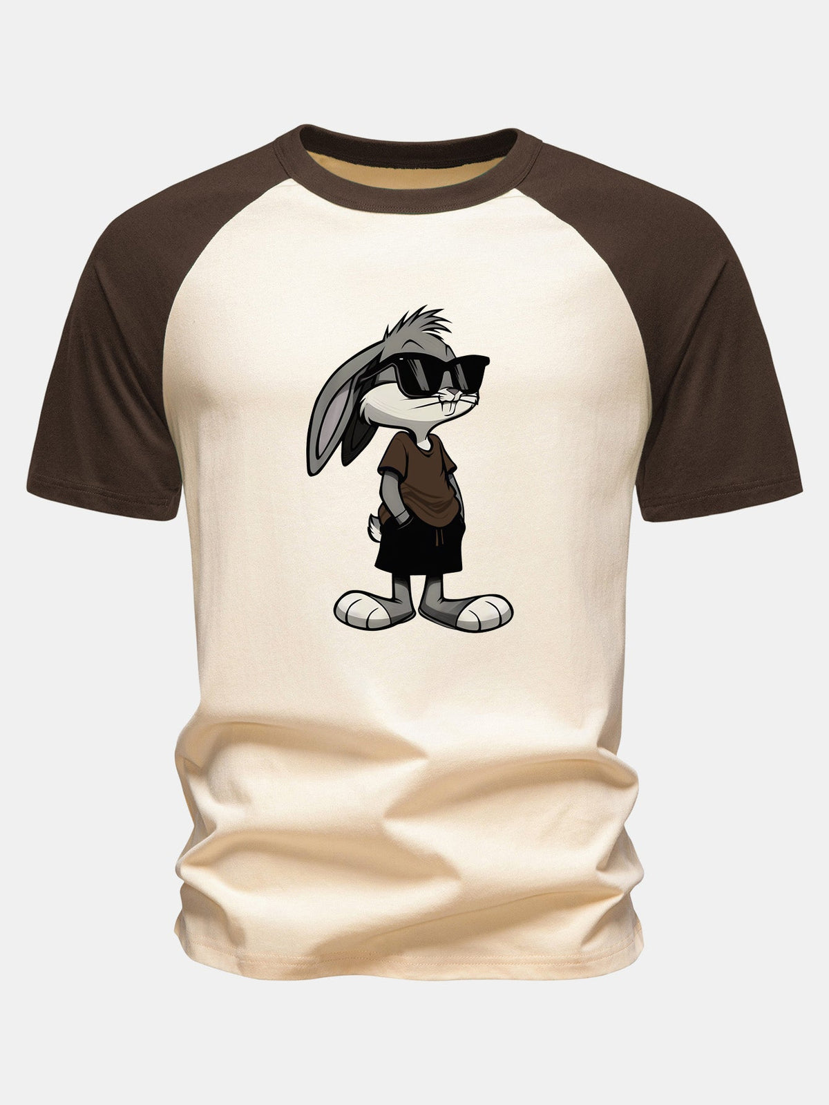 Camiseta de algodão com estampa de coelho usando óculos de sol e mangas raglan