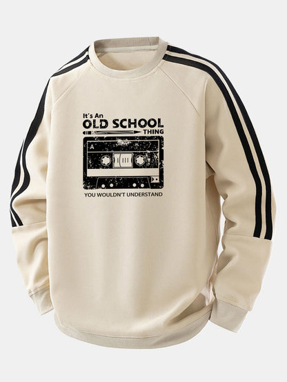 Moletom raglan listrado vintage com estampa de fita cassete e modelagem confortável