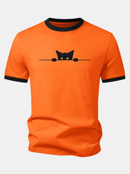 Camiseta preta com estampa de gato e acabamento contrastante
