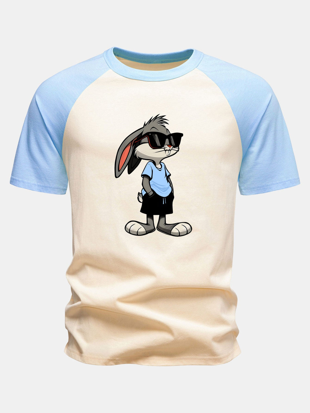 Camiseta de algodão com estampa de coelho usando óculos de sol e mangas raglan