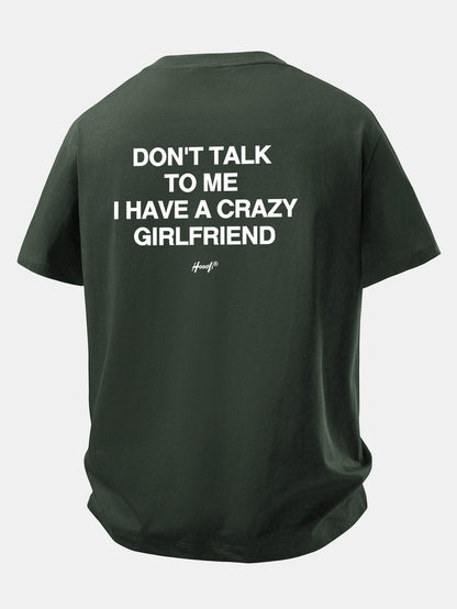 Camiseta de algodão de corte confortável com estampa nas costas “Não fale comigo, tenho uma namorada maluca”