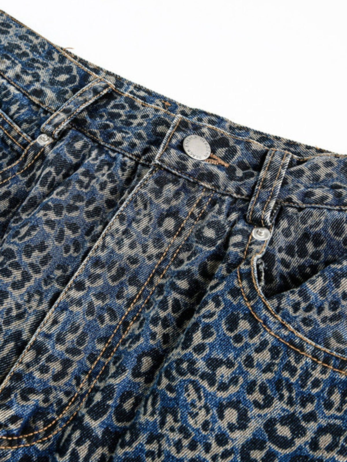 Calça Baggy de Denim com Estampa de Onça e Efeito Desgastado