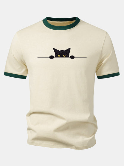 Camiseta preta com estampa de gato e acabamento contrastante