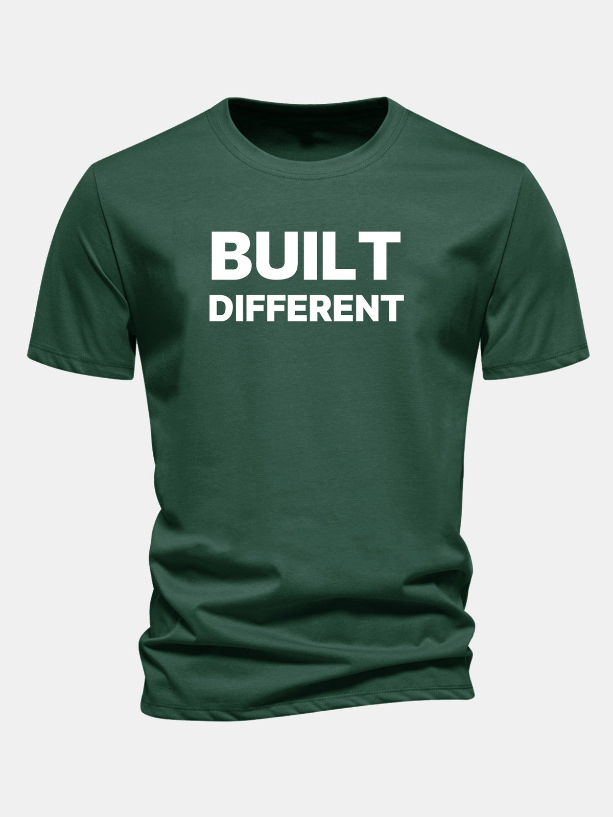 Camiseta de algodão com estampa “Built Different” e caimento regular