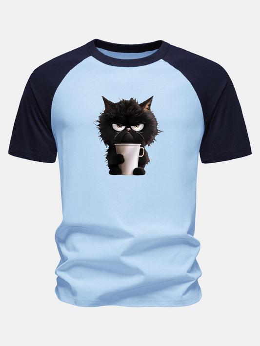 Camiseta de algodão com mangas raglan e estampa de gato preto tomando café