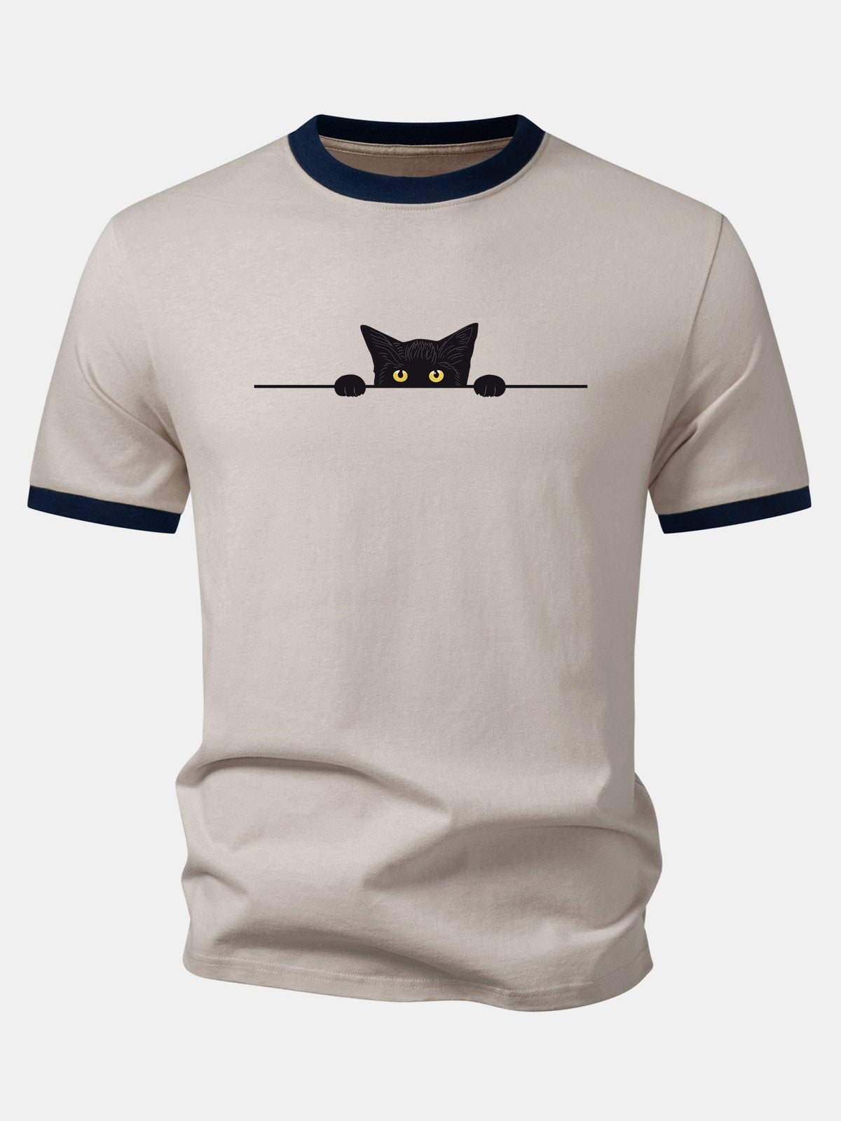 Camiseta preta com estampa de gato e acabamento contrastante