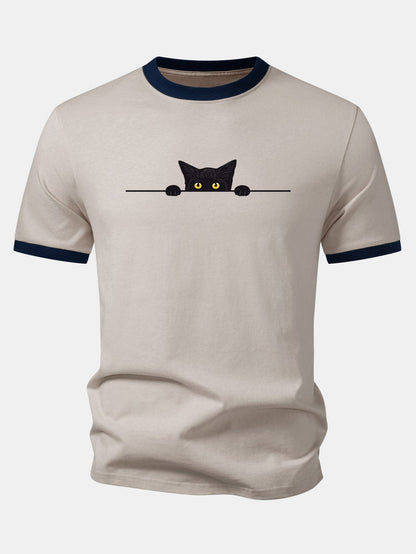 Camiseta preta com estampa de gato e acabamento contrastante