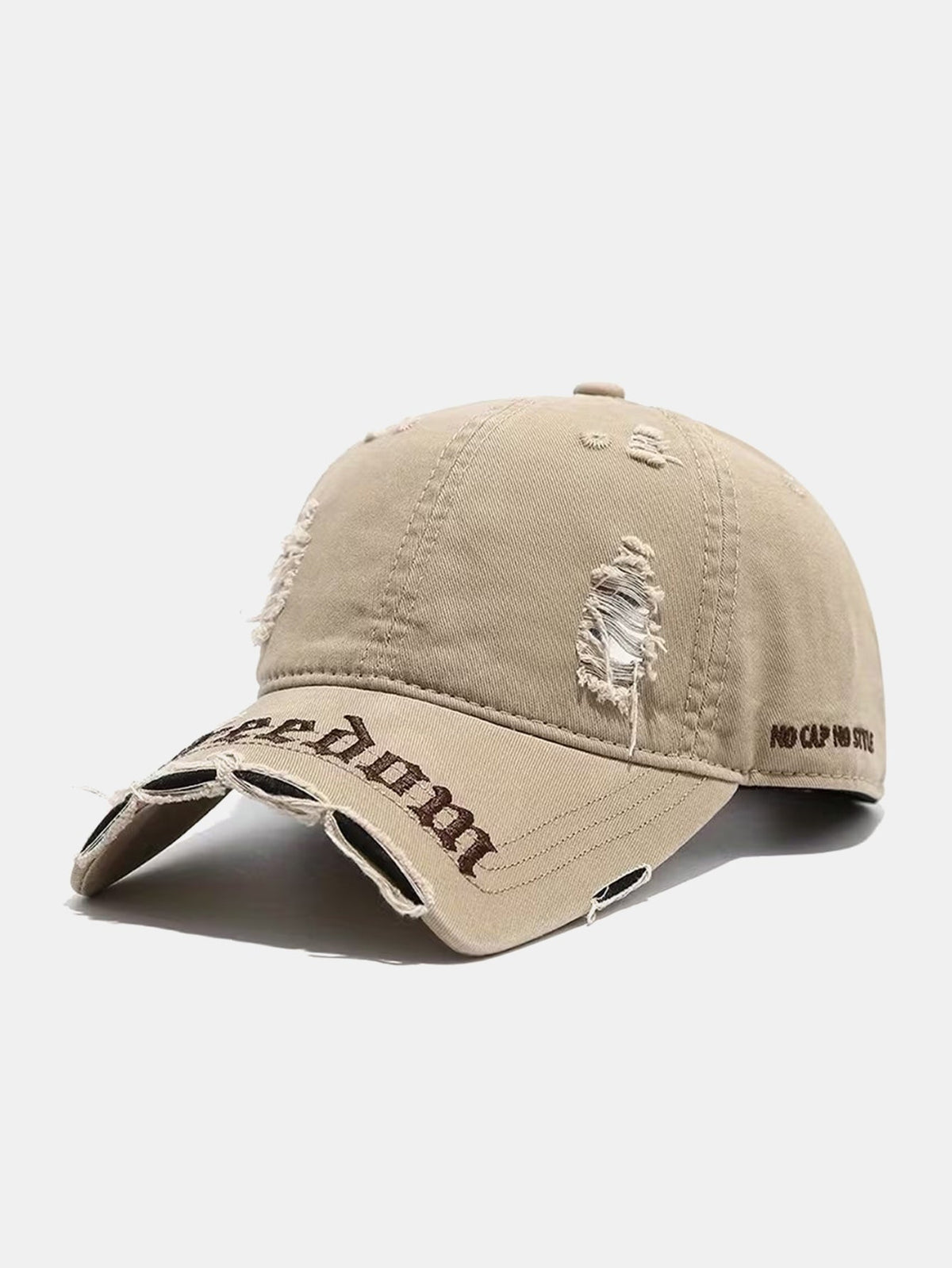 Boné dad retrô streetwear com bordado em fonte gótica e aba desfiada e rasgada "NO CAP NO STYLE"