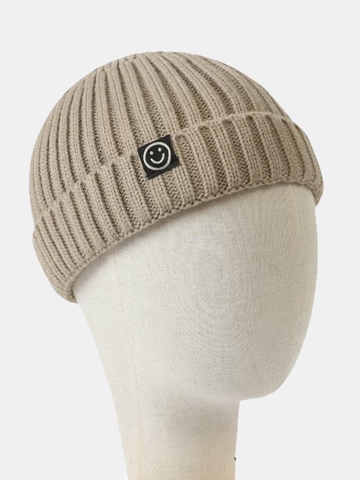 Gorro docker curto de tricô canelado com punho dobrado e etiqueta tecida de carinha sorridente