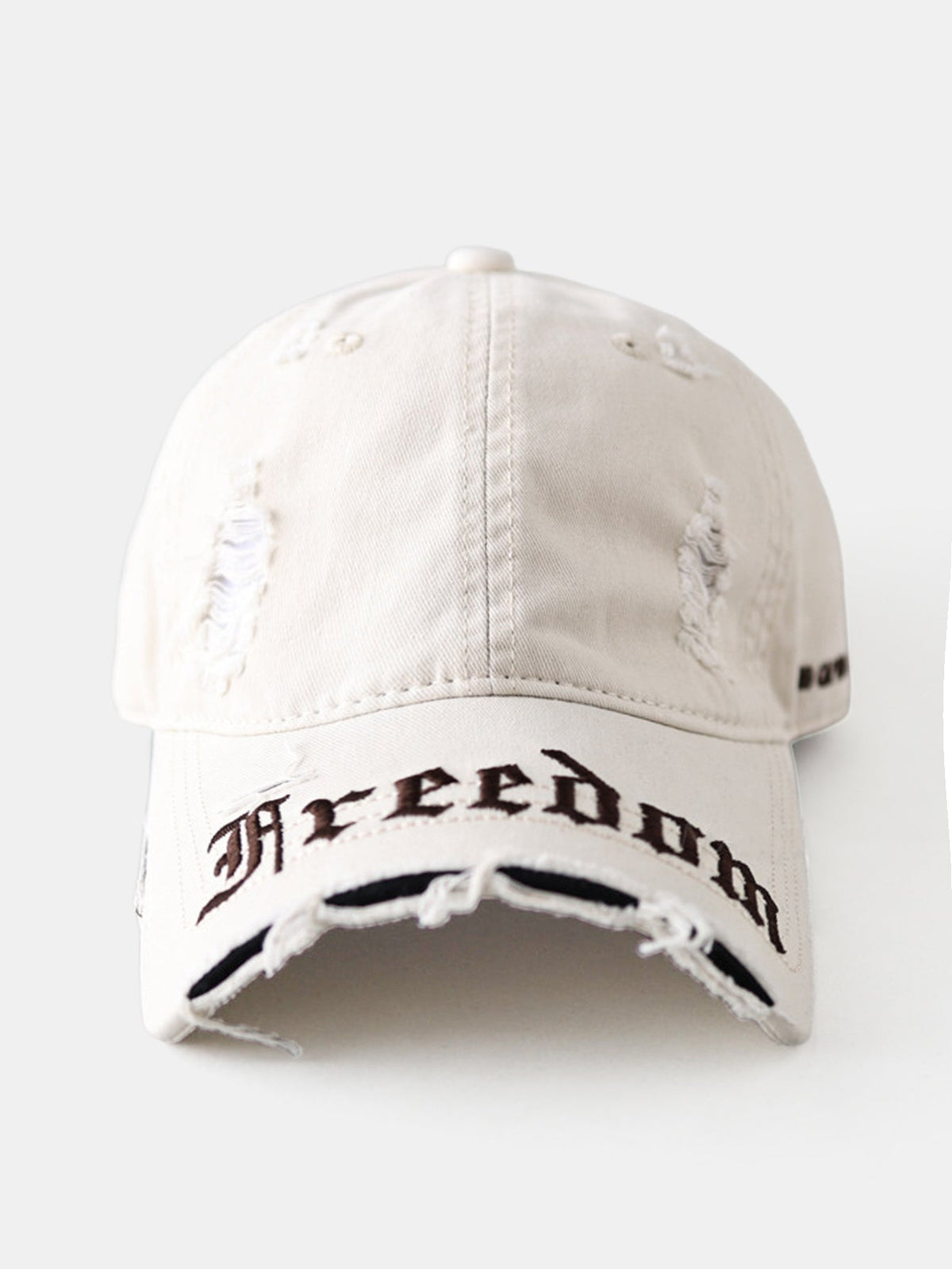 Boné dad retrô streetwear com bordado em fonte gótica e aba desfiada e rasgada "NO CAP NO STYLE"