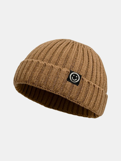 Gorro docker curto de tricô canelado com punho dobrado e etiqueta tecida de carinha sorridente