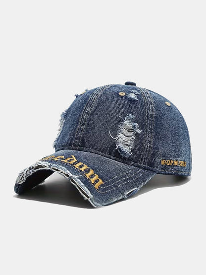 Boné dad retrô streetwear com bordado em fonte gótica e aba desfiada e rasgada "NO CAP NO STYLE"