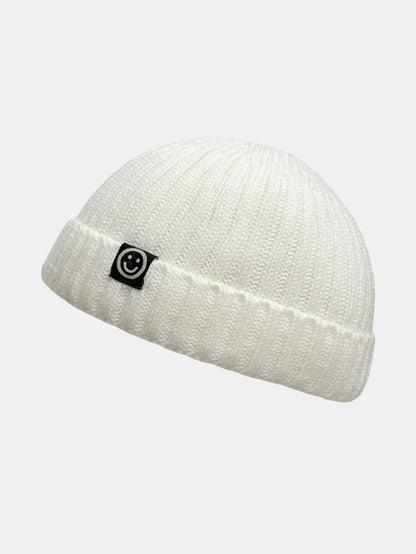 Gorro docker curto de tricô canelado com punho dobrado e etiqueta tecida de carinha sorridente