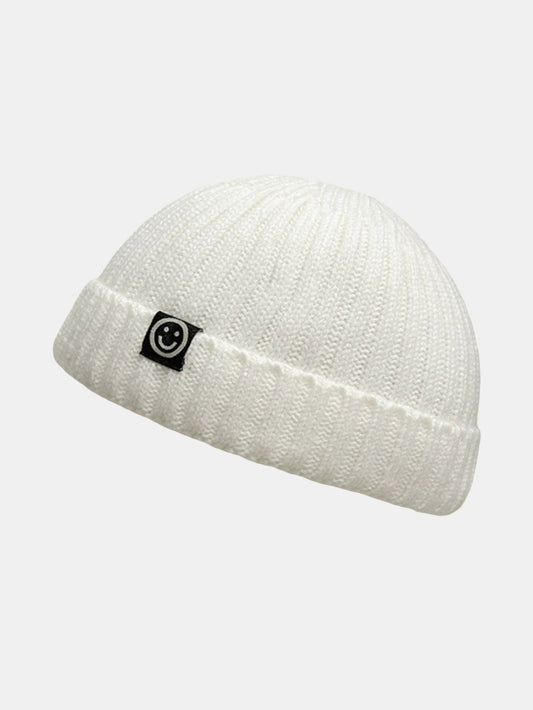 Gorro docker curto de tricô canelado com punho dobrado e etiqueta tecida de carinha sorridente