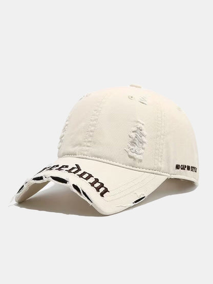 Boné dad retrô streetwear com bordado em fonte gótica e aba desfiada e rasgada "NO CAP NO STYLE"