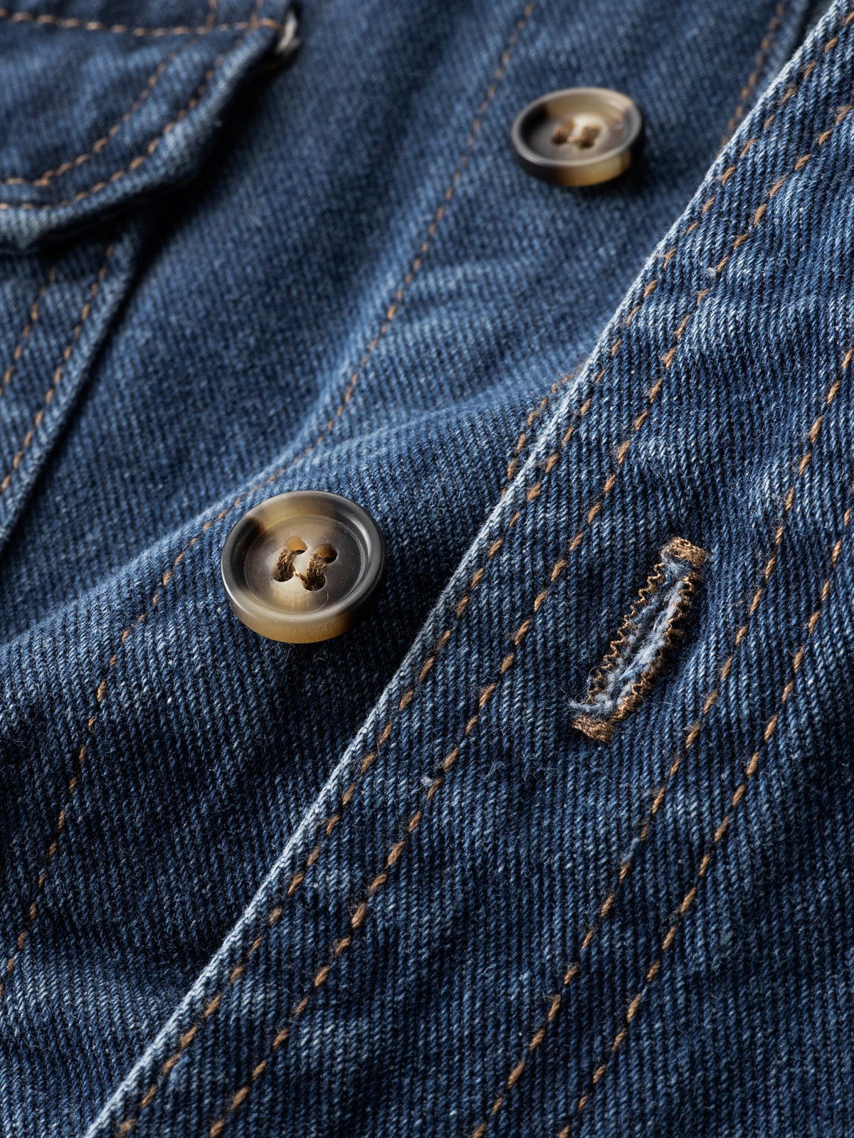 Sobrecamisa utilitária de jeans lavado xadrez contrastante