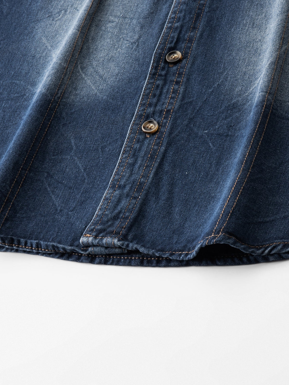 Sobrecamisa utilitária de jeans lavado xadrez contrastante